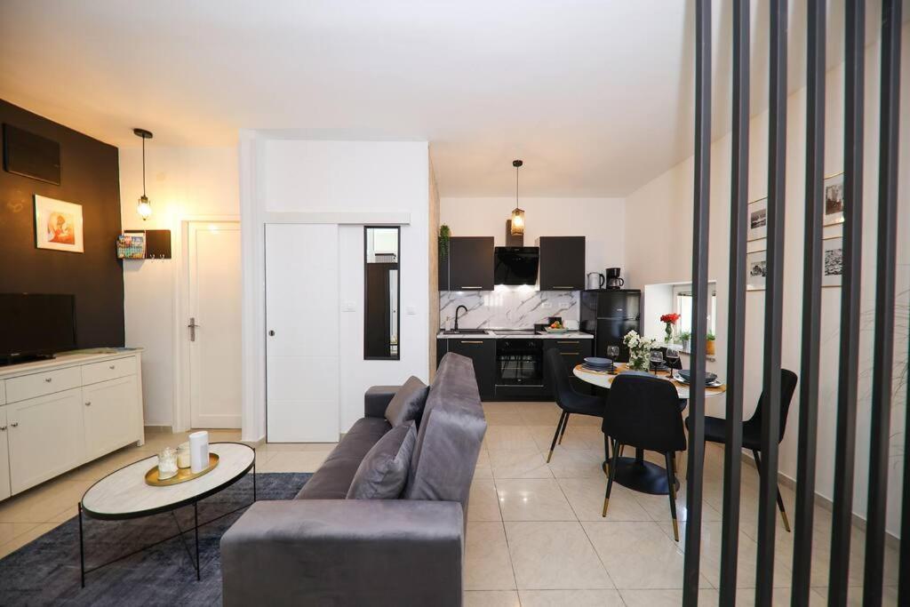 “minipalais” In The Heart Of Apartment